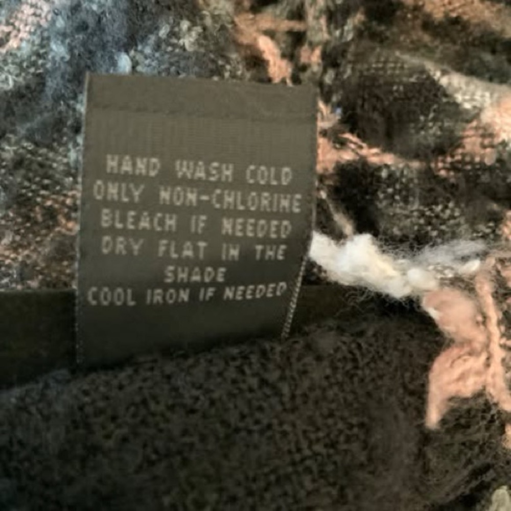 Steve Madden Soft Black Grey Pink Wrap Scarf 77x22 Good Condition - Picture 4 of 4